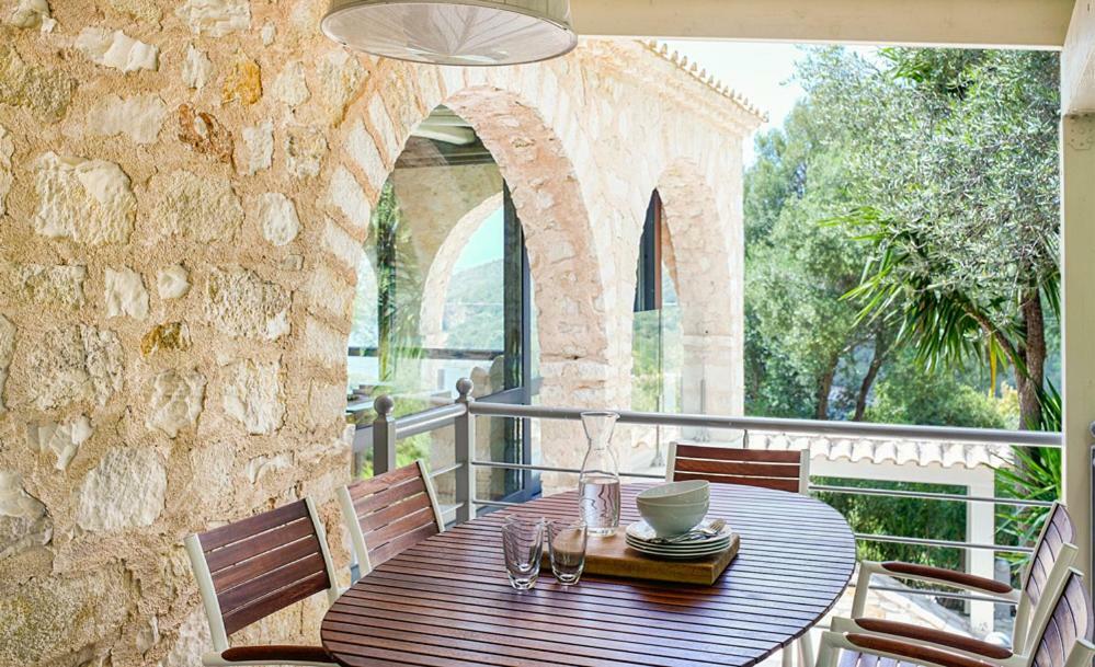 Villa Ioli- Beachfront Luxury Residence İgumeniça Dış mekan fotoğraf