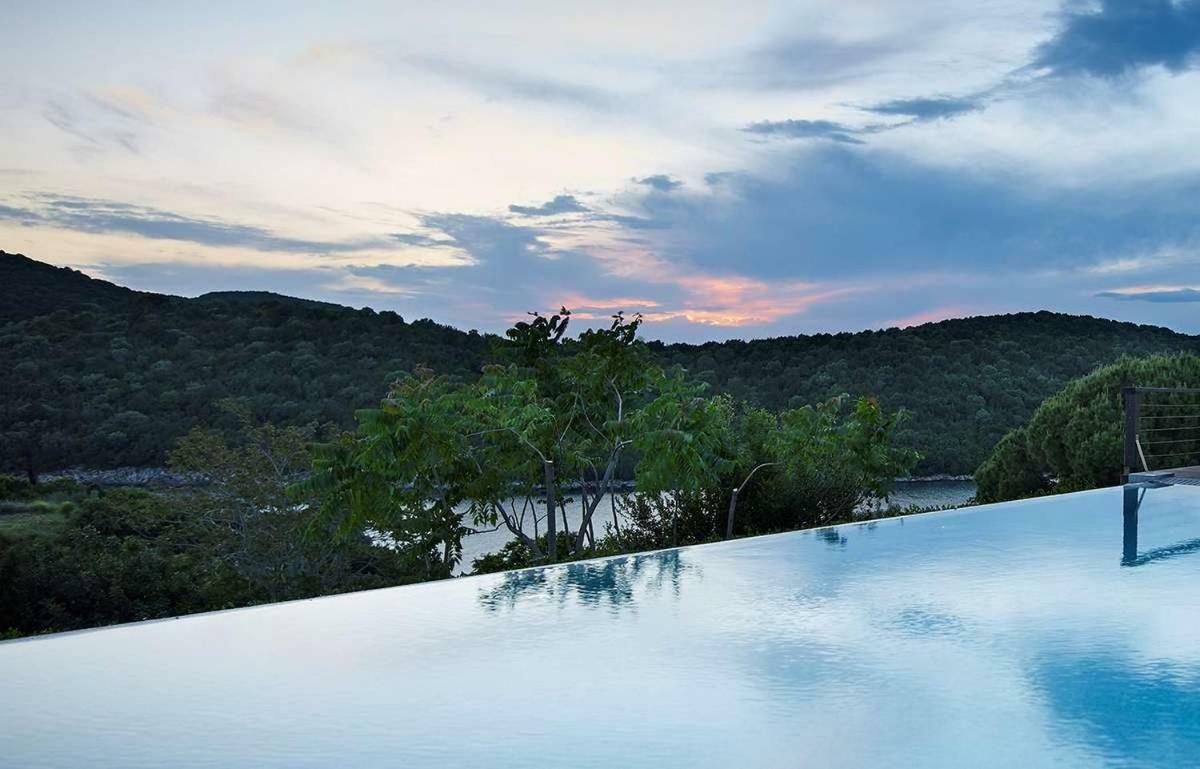 Villa Ioli- Beachfront Luxury Residence İgumeniça Dış mekan fotoğraf