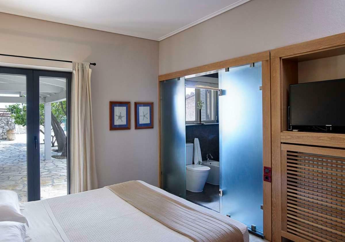 Villa Ioli- Beachfront Luxury Residence İgumeniça Dış mekan fotoğraf