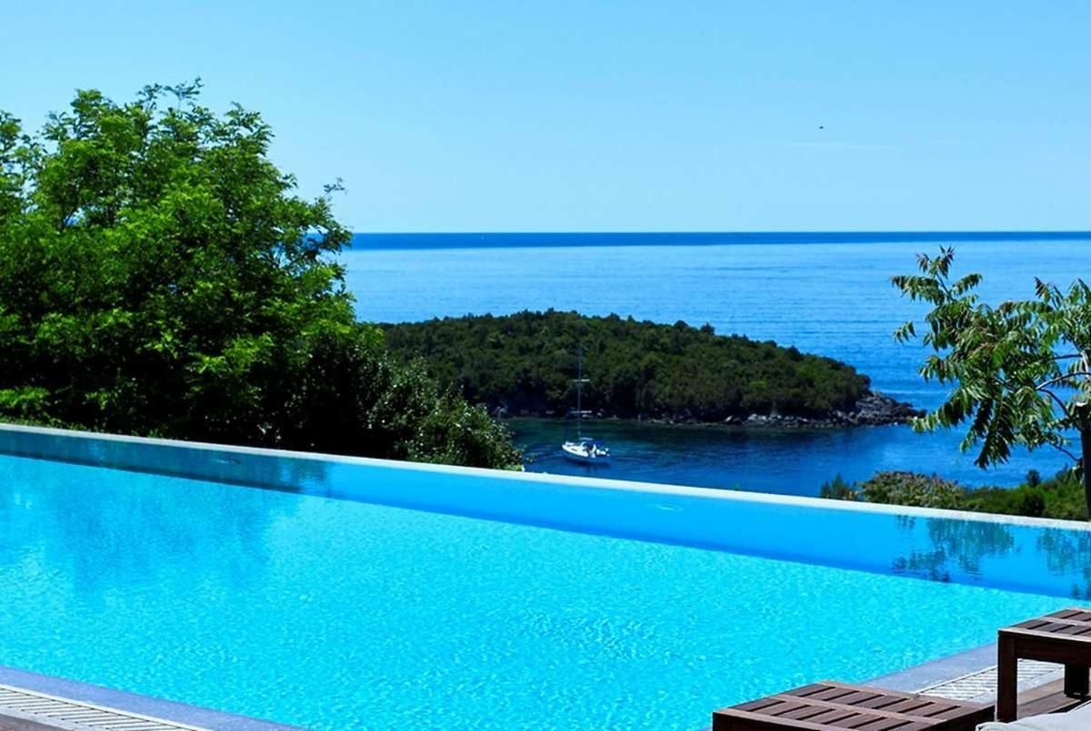 Villa Ioli- Beachfront Luxury Residence İgumeniça Dış mekan fotoğraf