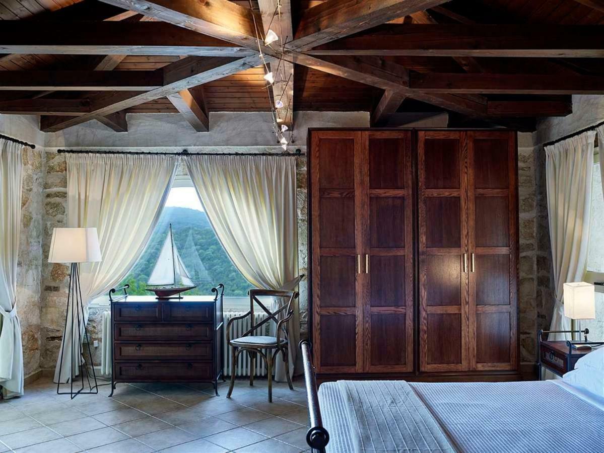 Villa Ioli- Beachfront Luxury Residence İgumeniça Dış mekan fotoğraf